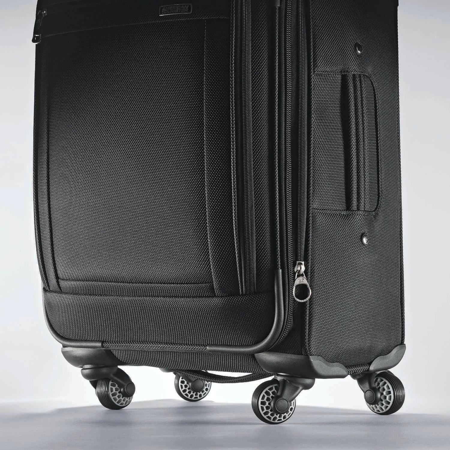 American Tourister Triumph DLX 25" 4-Wheel Medium Luggage