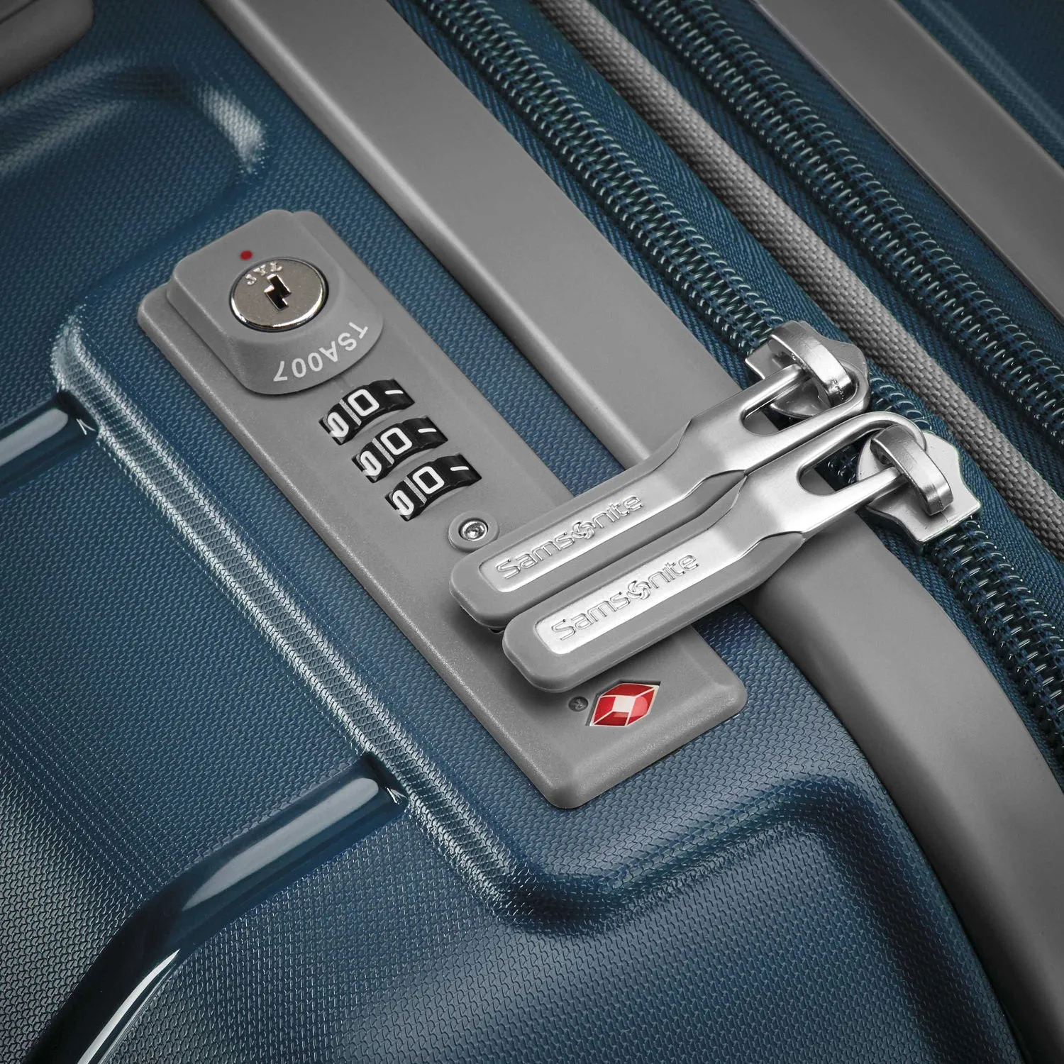 Samsonite Freeform 24" 4-Wheel Medium Luggage
