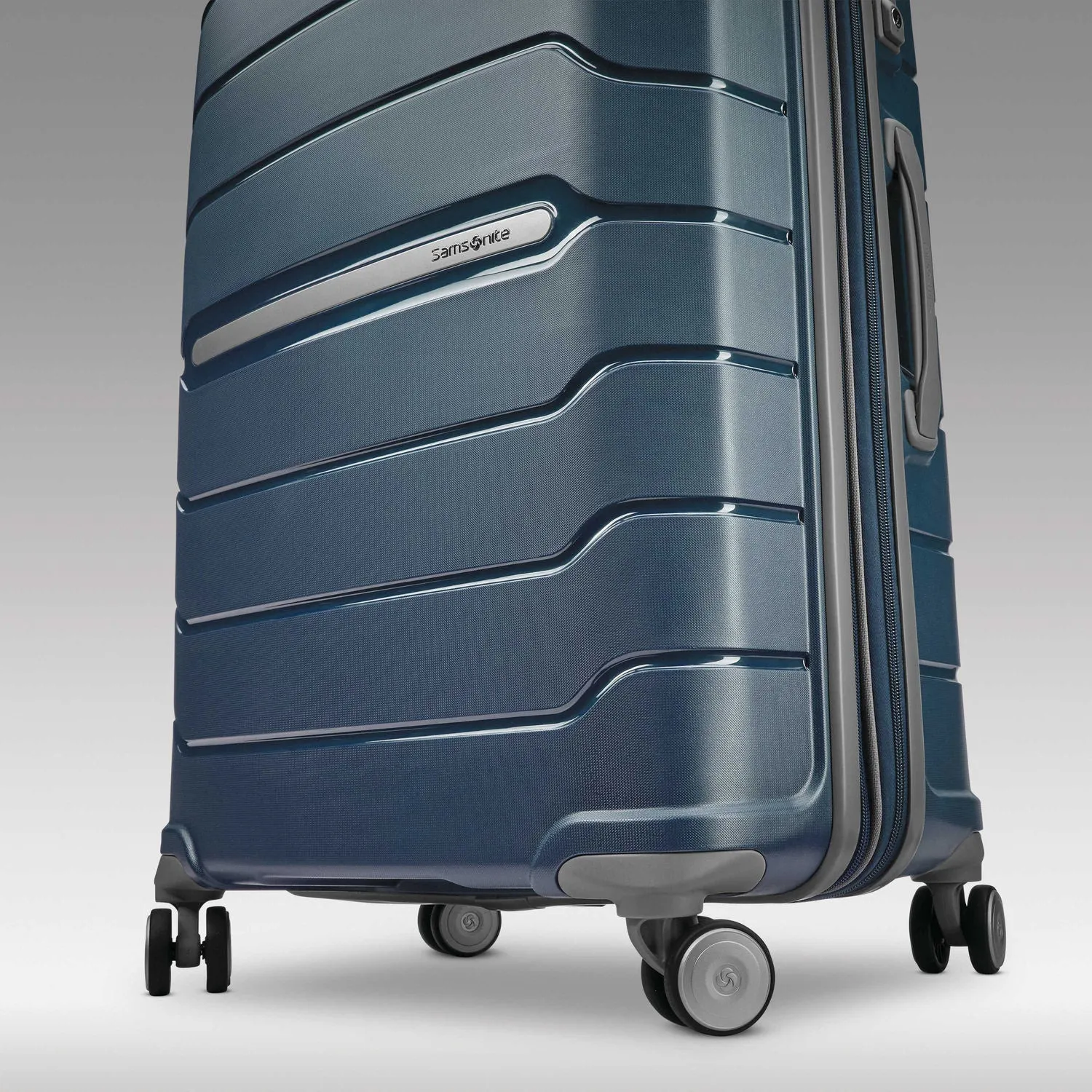 Samsonite Freeform 24" 4-Wheel Medium Luggage