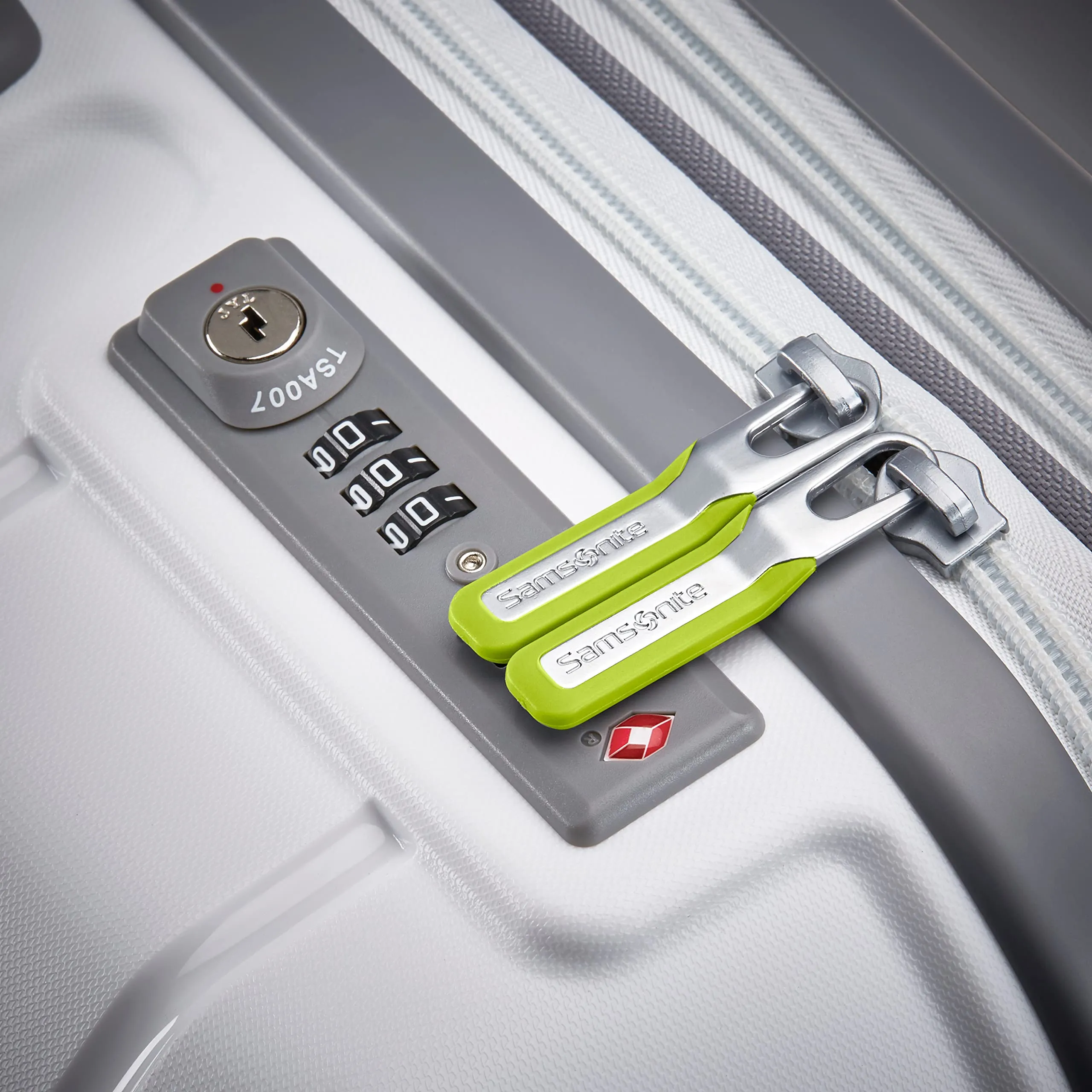 Samsonite Freeform 24" 4-Wheel Medium Luggage