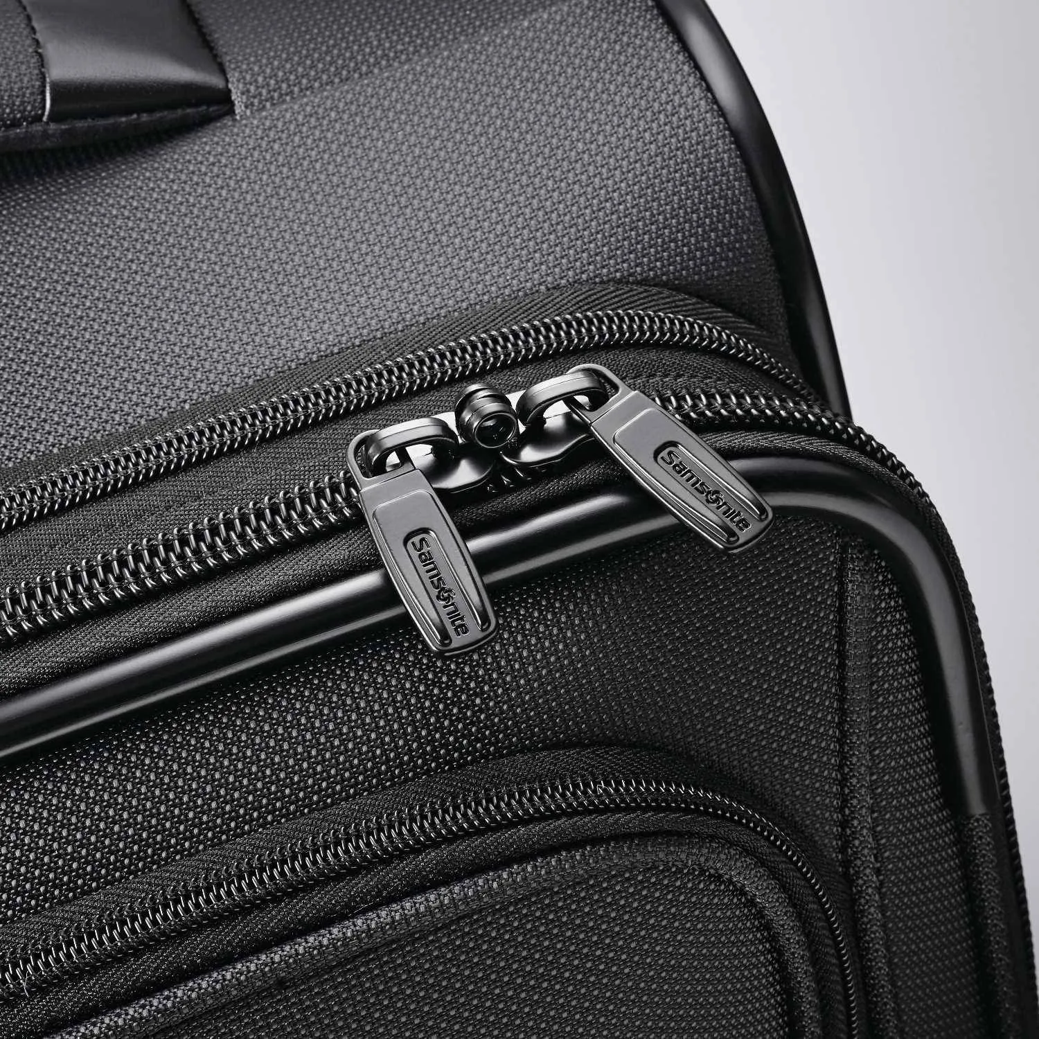 Samsonite Leverage LTE Wheeled Garment Bag