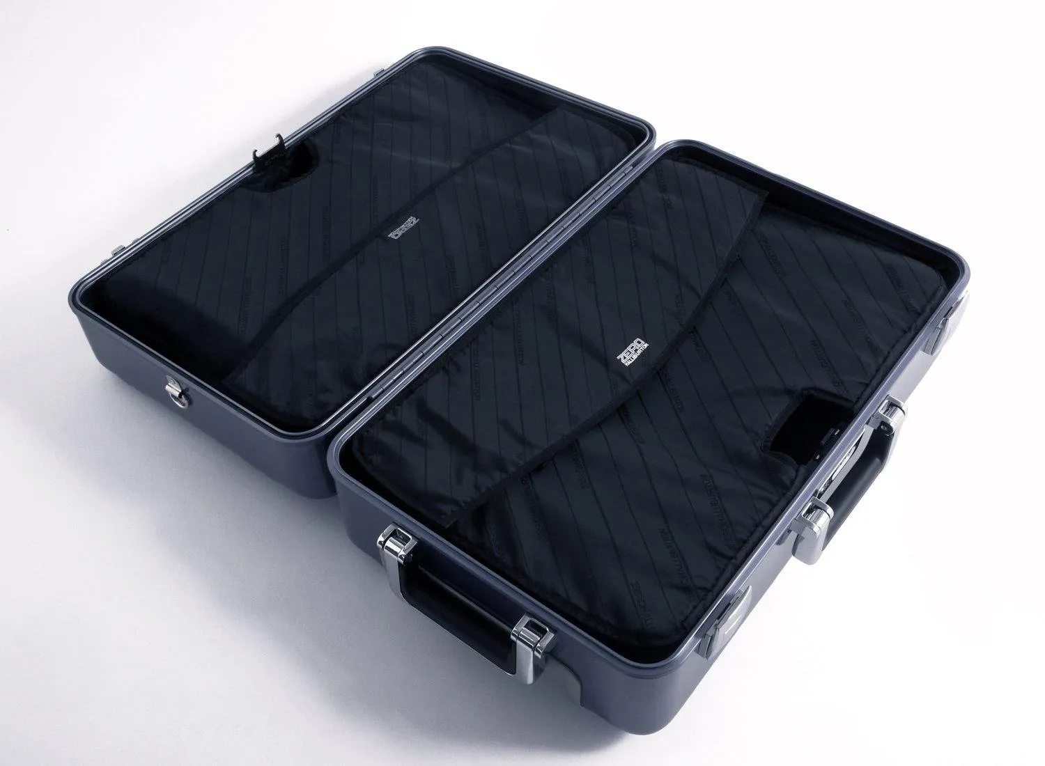 ZERO Halliburton Classic 21in Polished Carry On Suiter Suitcase