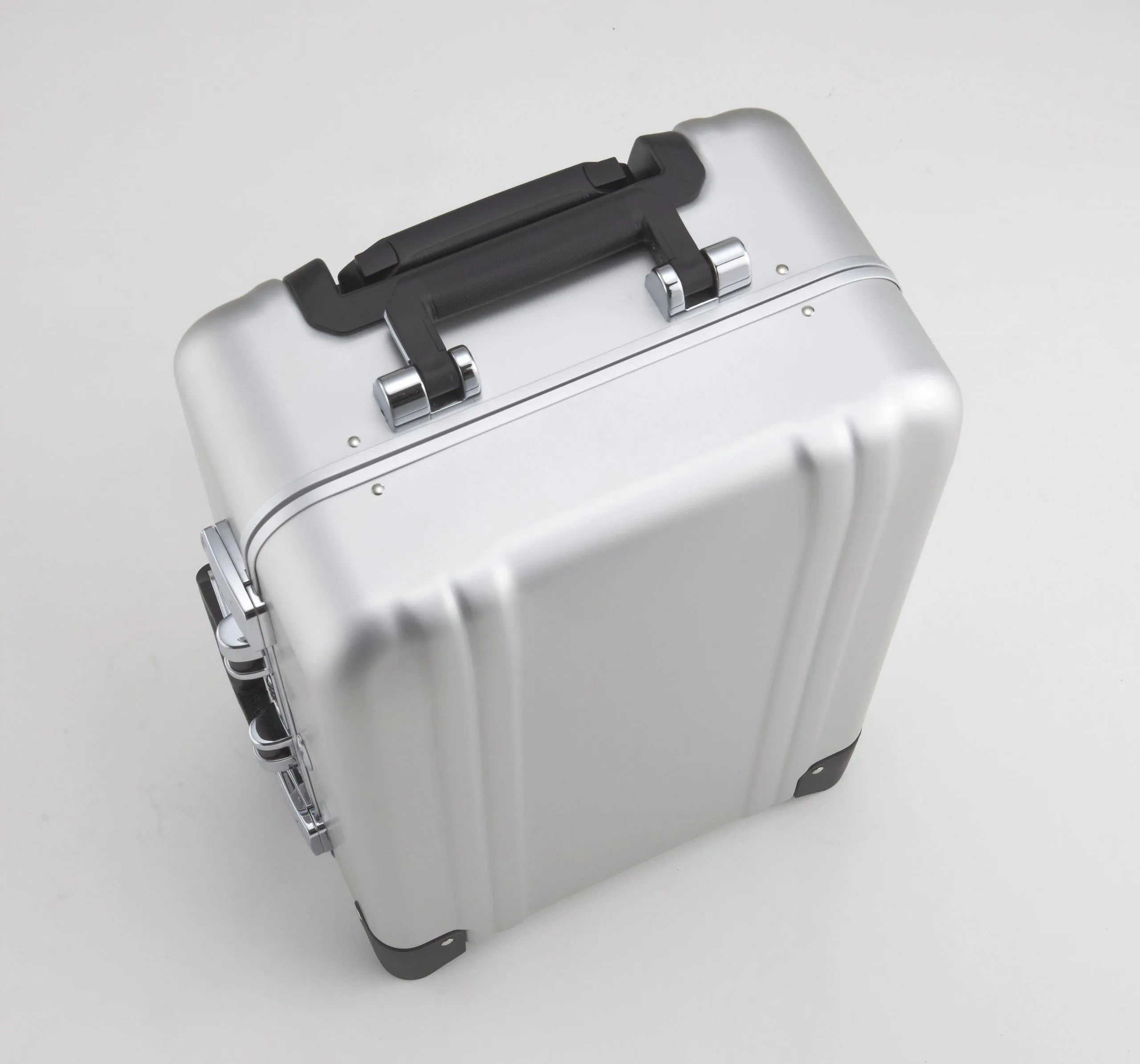 ZERO Halliburton Classic Aluminum Carry On 2 Wheel Travel Case