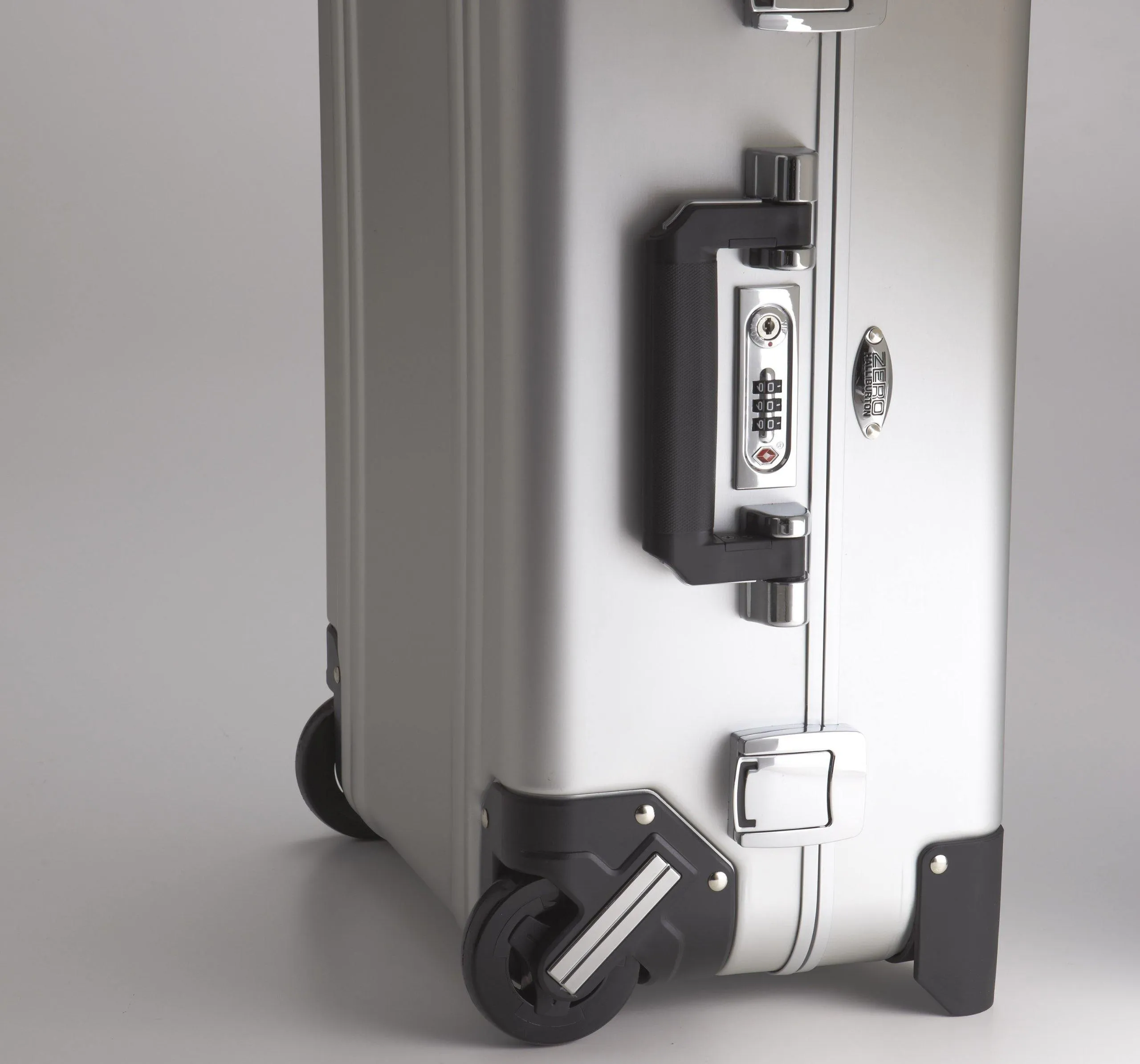 ZERO Halliburton Classic Aluminum Carry On 2 Wheel Travel Case