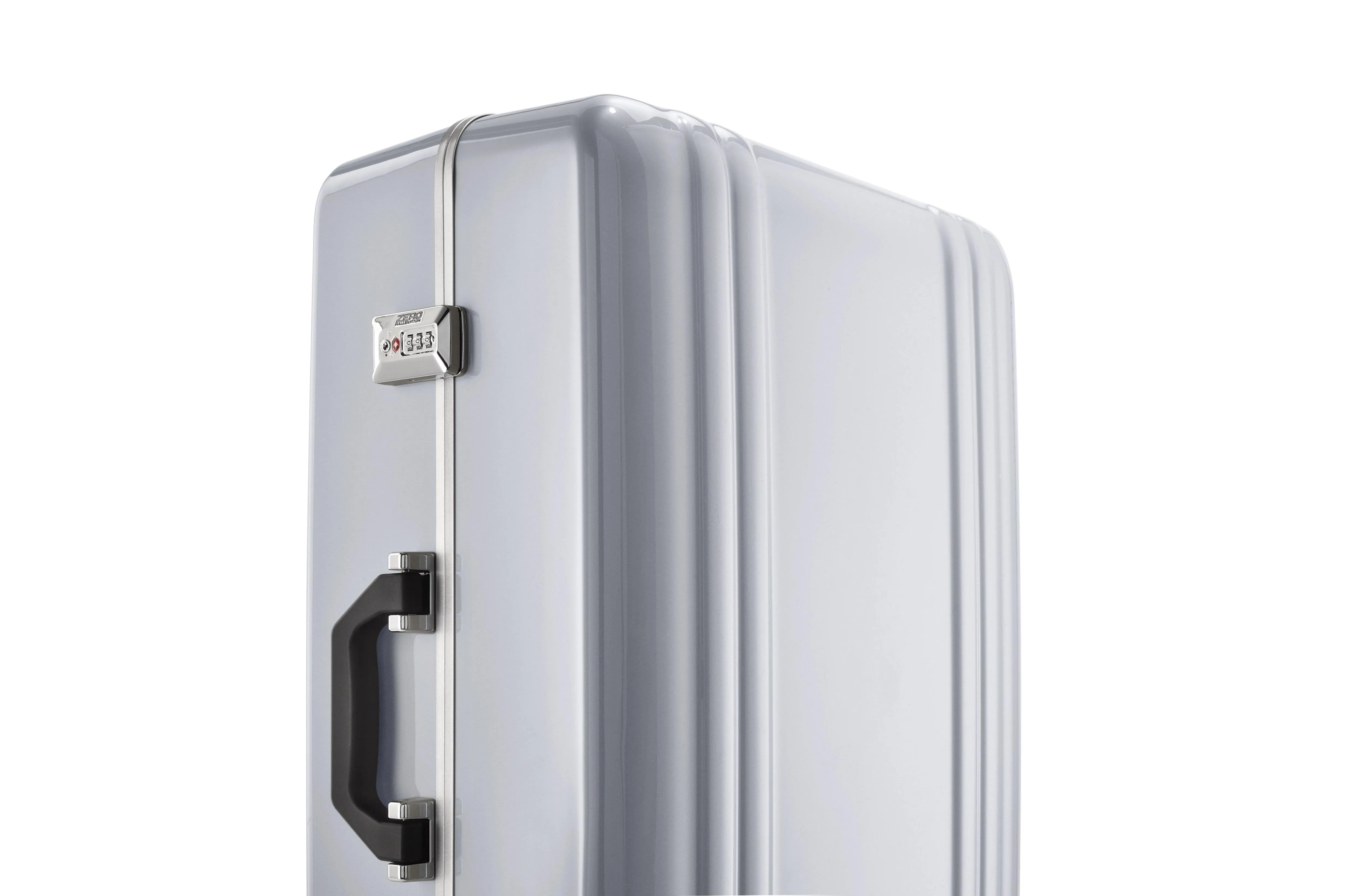 ZERO Halliburton Classic Polycarbonate 2.0 26" 4-Wheel Medium Luggage