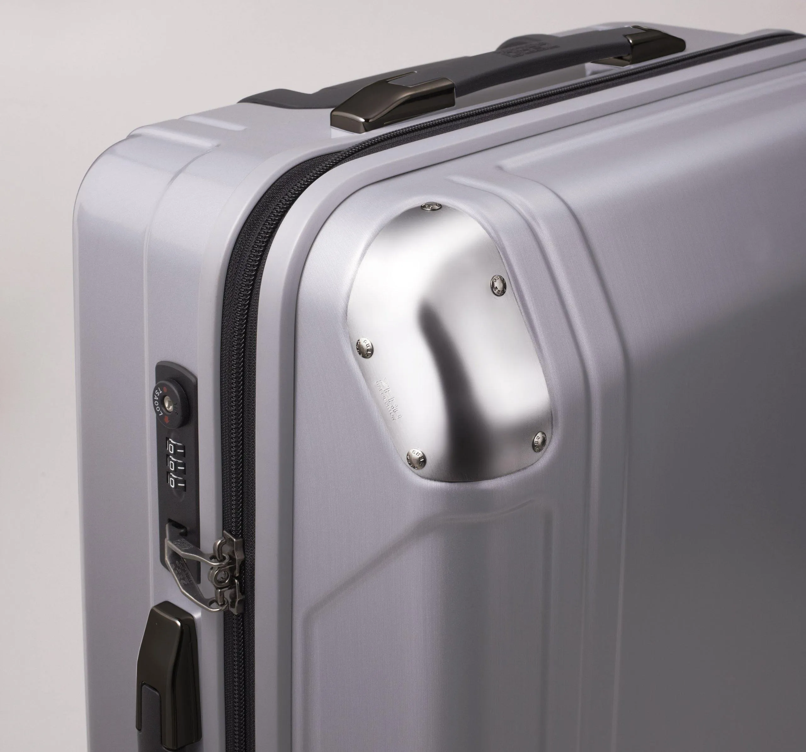 ZERO Halliburton Geo Polycarbonate 24" 4-Wheel Medium Luggage
